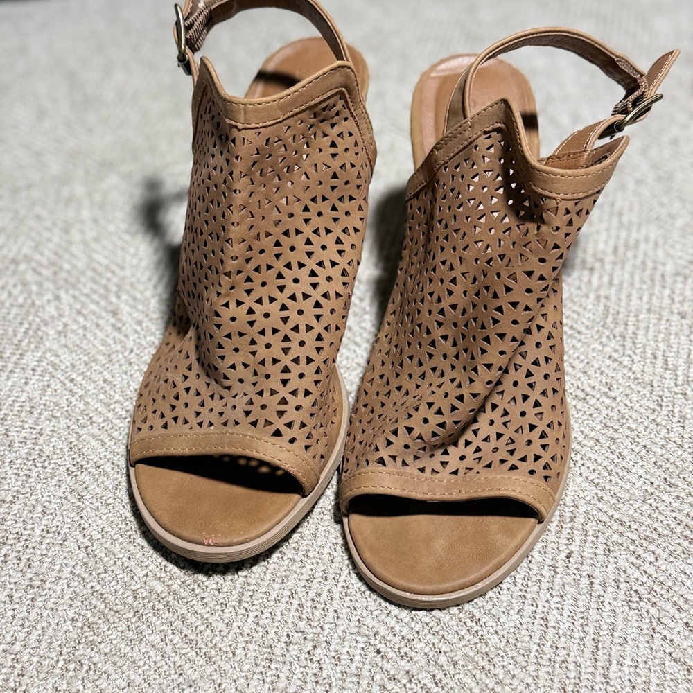 Universal Thread Tan Perforated Sandals